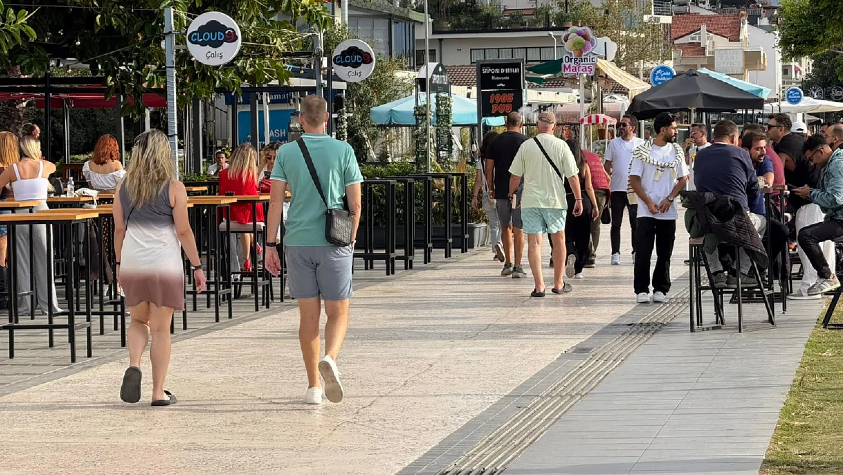 Fethiye Çalış Plajı'nda Kasım Sıcağı: Güneşli Havayı Fırsat Bilenler Sahile Akın Etti