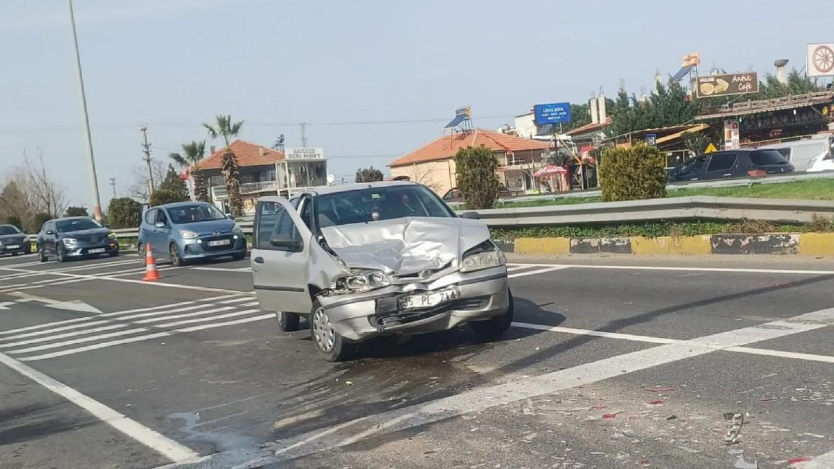 İki otomobil çarpıştı: 2'si çocuk 5 yaralı