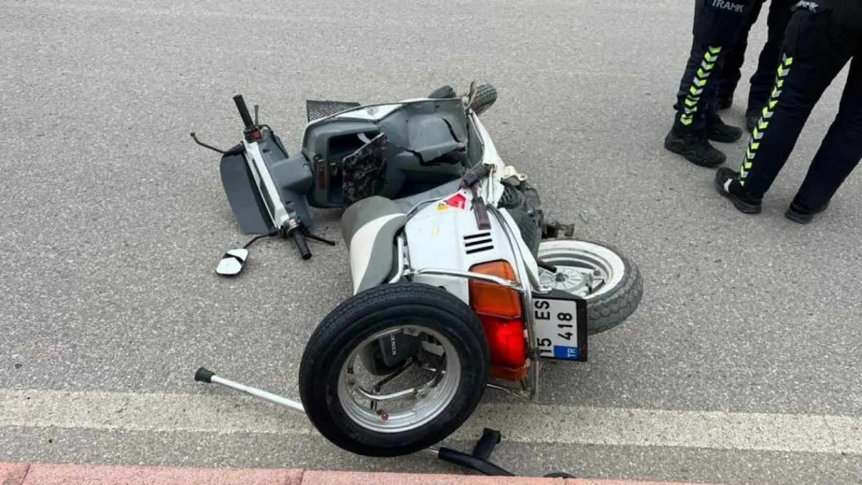 Burdur'da panelvanla çarpışan motosiklet sürücüsü metrelerce savrularak hayatını kaybetti