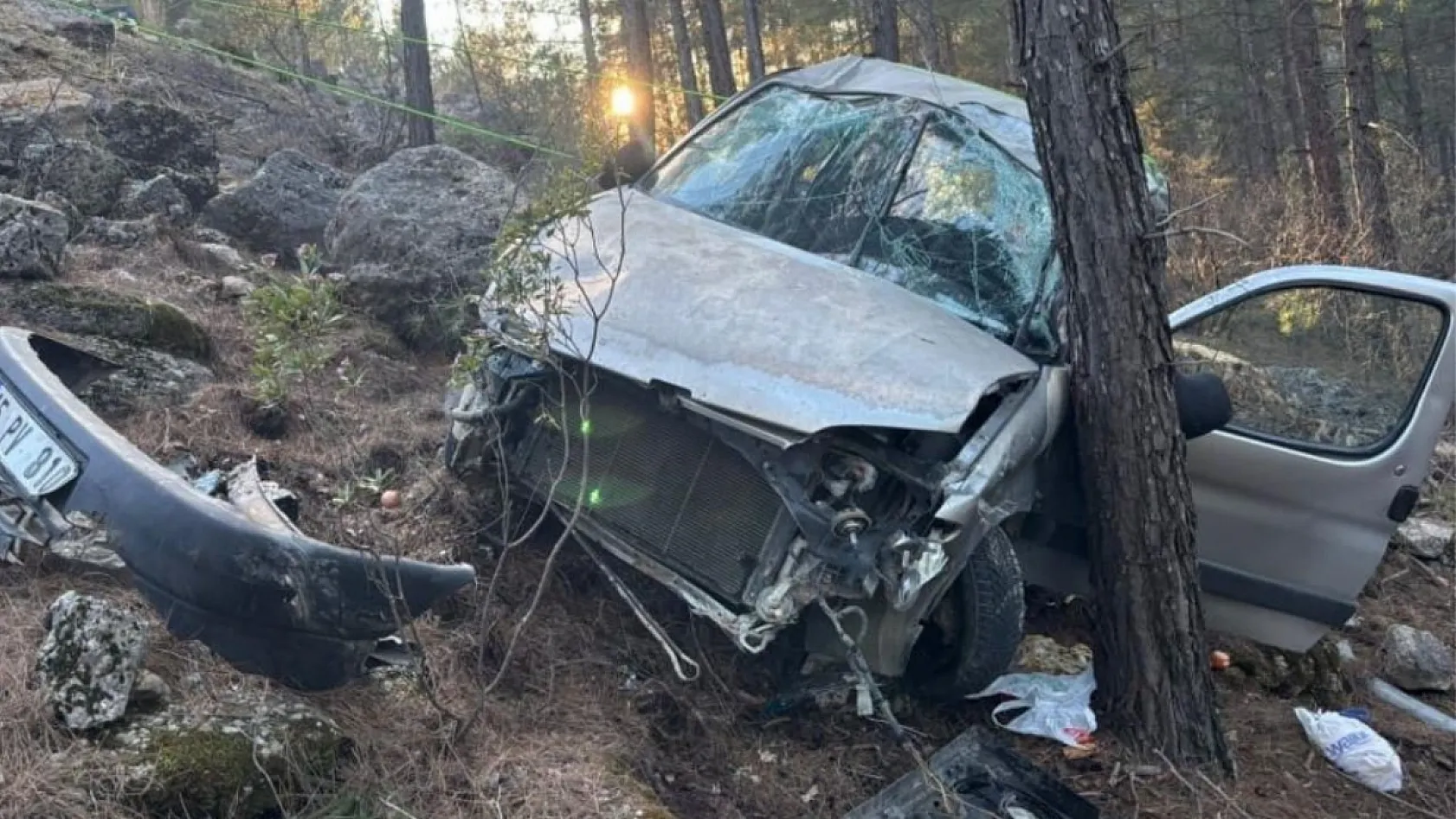 Burdur'da araç şarampole devrildi: 3 yaralı