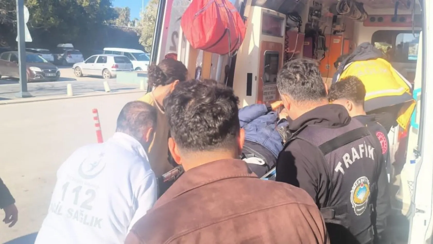 Antalya'da yaşlı adamı 'Neden selam almıyorsun' diyerek bacağından bıçakladılar