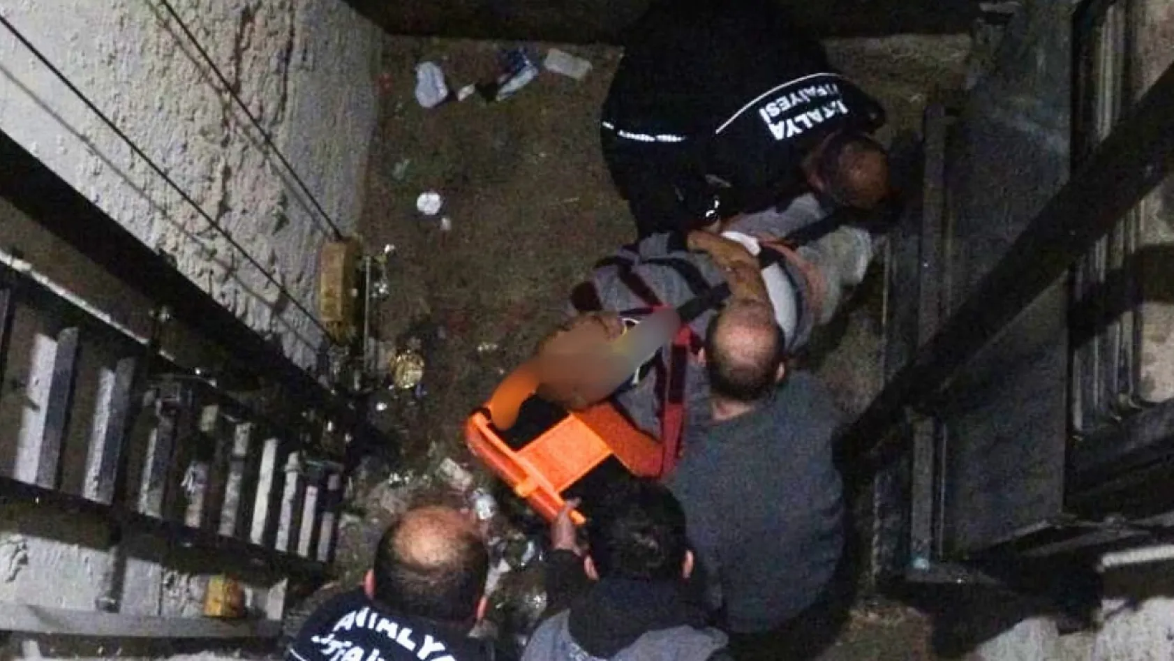 Antalya'da Asansör Boşluğuna Düşen Apartman Yöneticisi Yaralandı