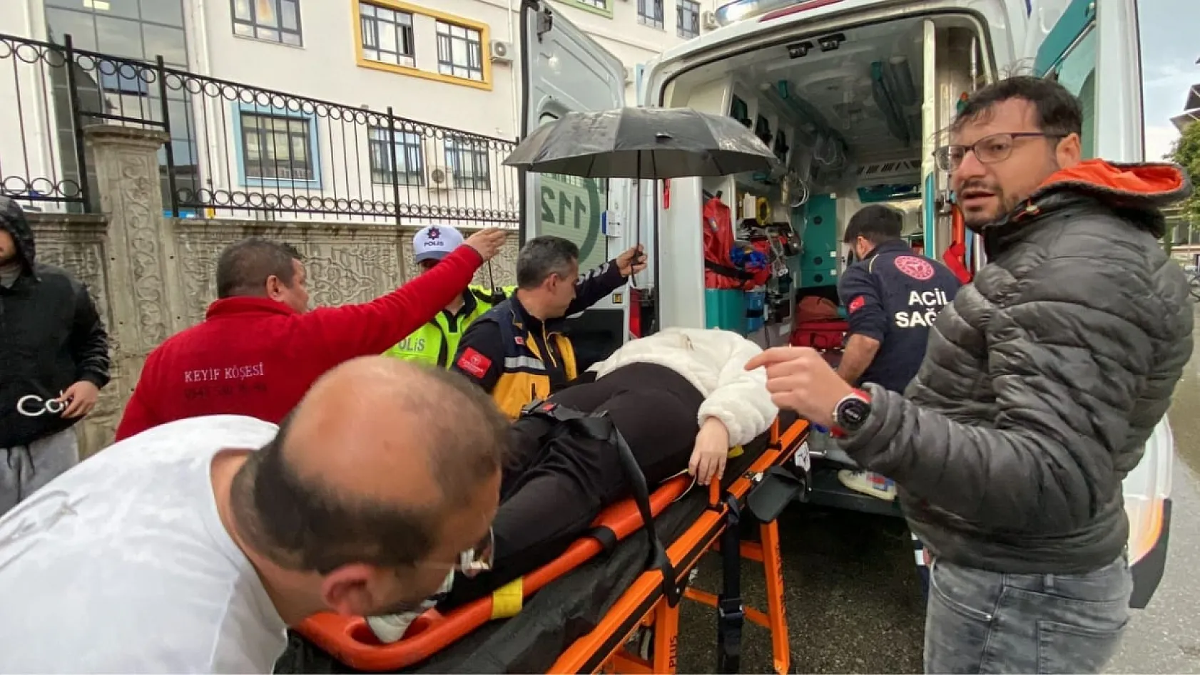 Aydın'da kazada yaralanan motosikletli kadına vatandaşlardan 'insanlık' şemsiyesi
