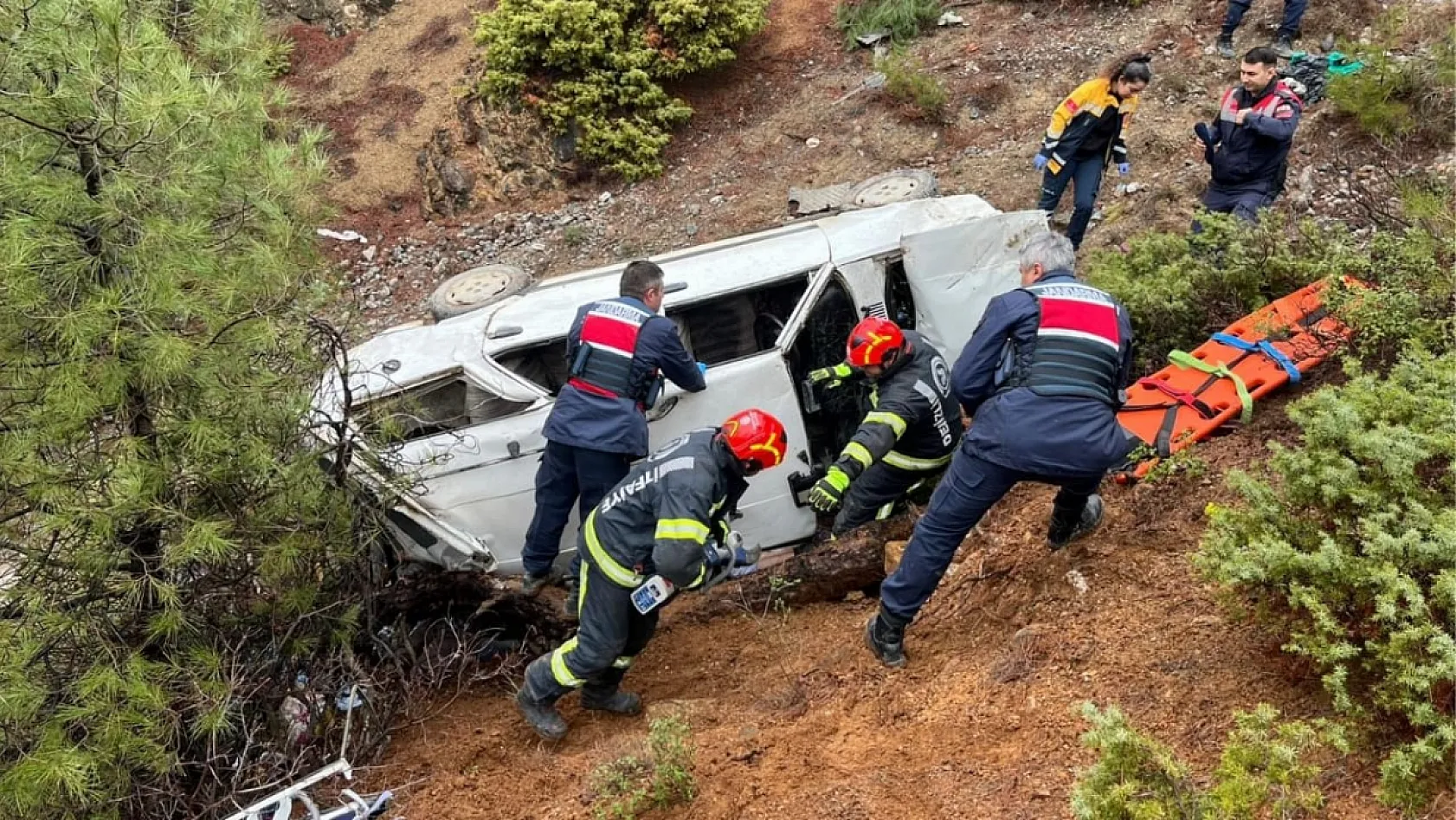 Denizli'de otomobilin uçuruma devrildiği kazada 1 kişi öldü, 1 kişi yaralandı