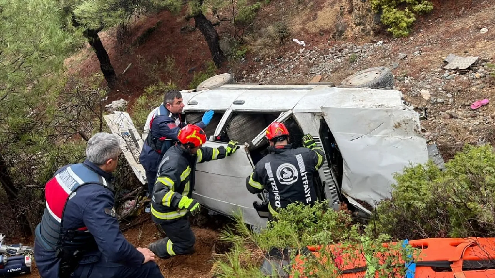Denizli'de otomobilin uçuruma devrildiği kazada 1 kişi öldü, 1 kişi yaralandı
