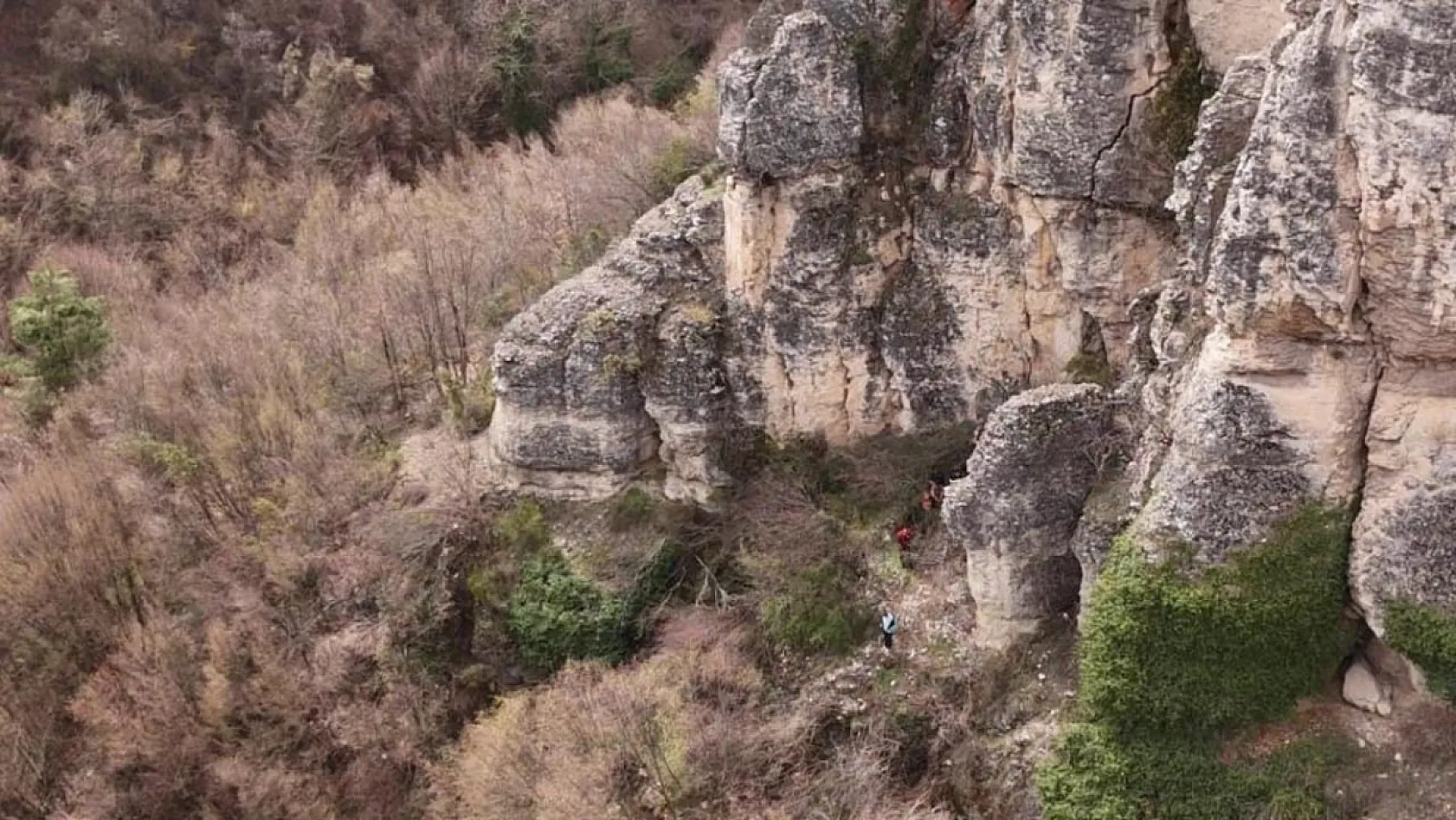 Genç kız 80 metre yüksekliğindeki cam terastan kendini boşluğa bıraktı