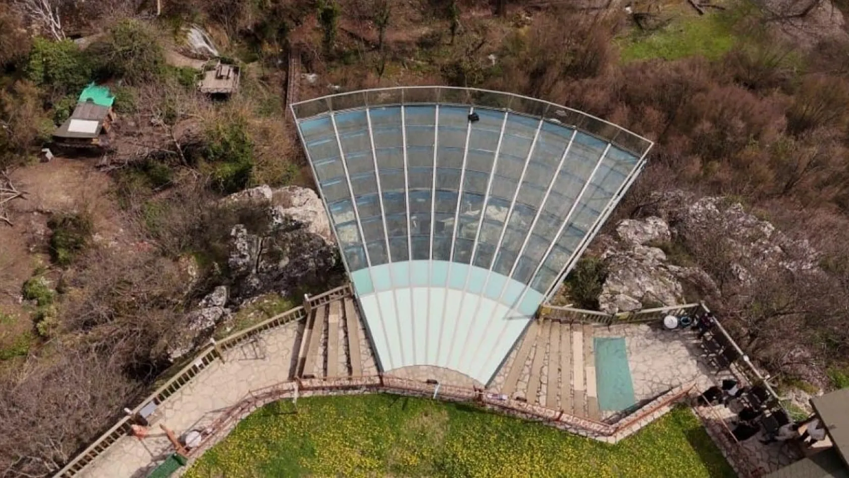Genç kız 80 metre yüksekliğindeki cam terastan kendini boşluğa bıraktı