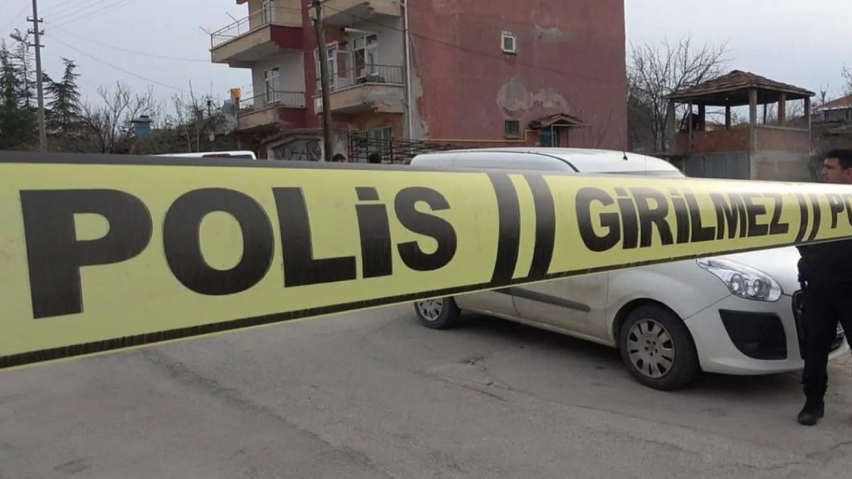 Kan donduran cinayet: İki kardeş bir oldu, babalarını bıçak ve baltayla öldürdü