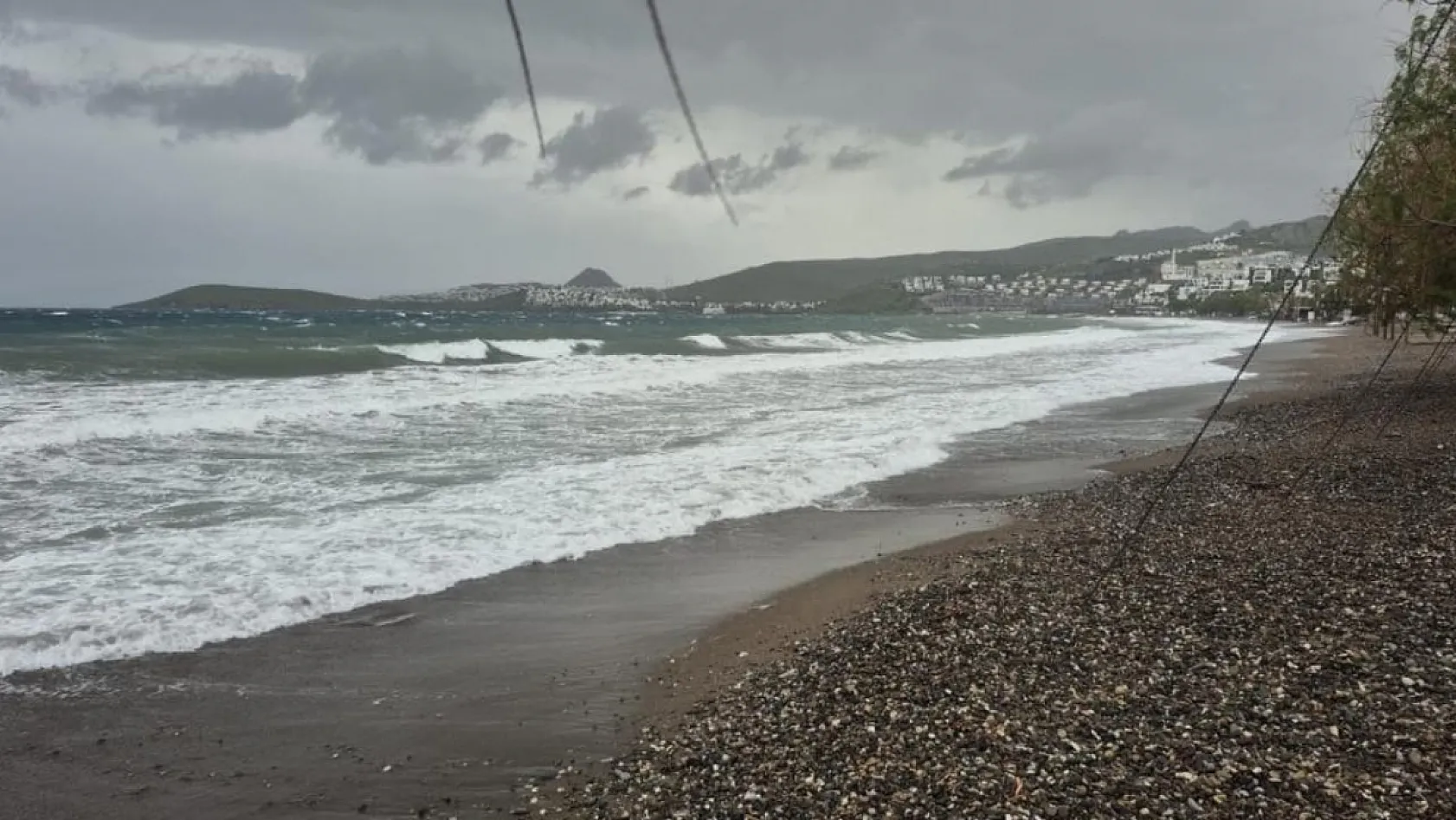 Bodrum'da fırtına etkili oldu, 2 tekne karaya oturdu