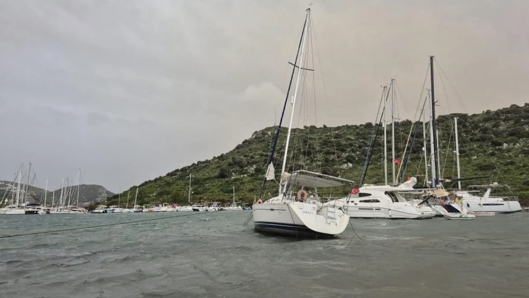 Bodrum'da fırtına etkili oldu, 2 tekne karaya oturdu
