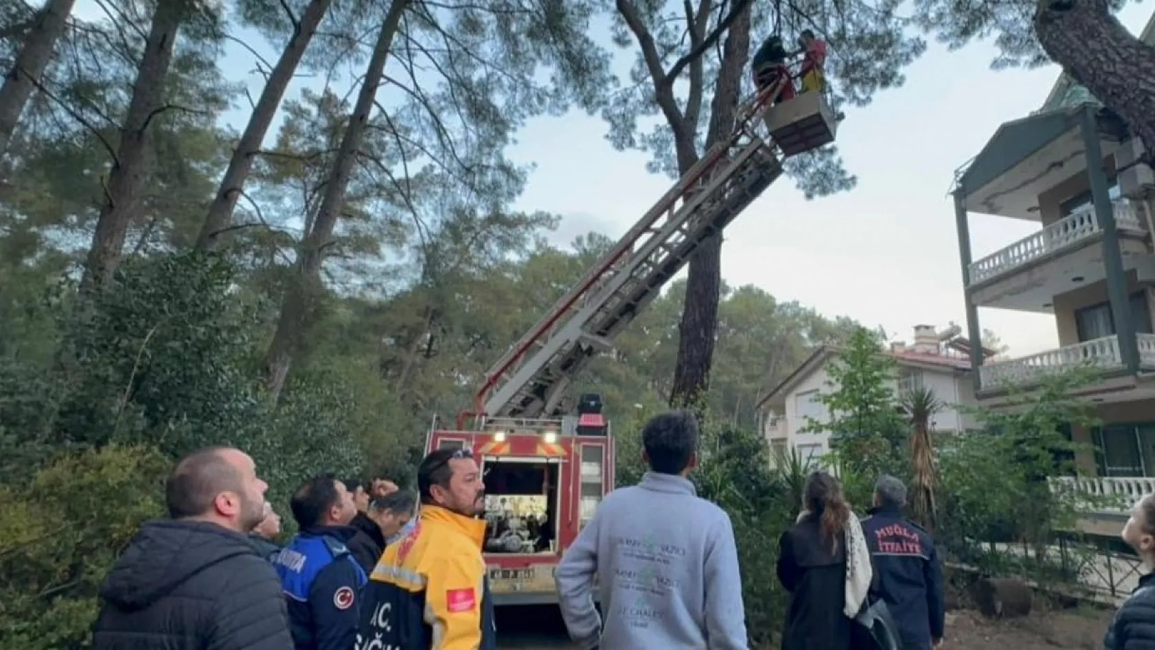 Marmaris'te çatı katı yangını: Mahsur kalan bir kişi kurtarıldı