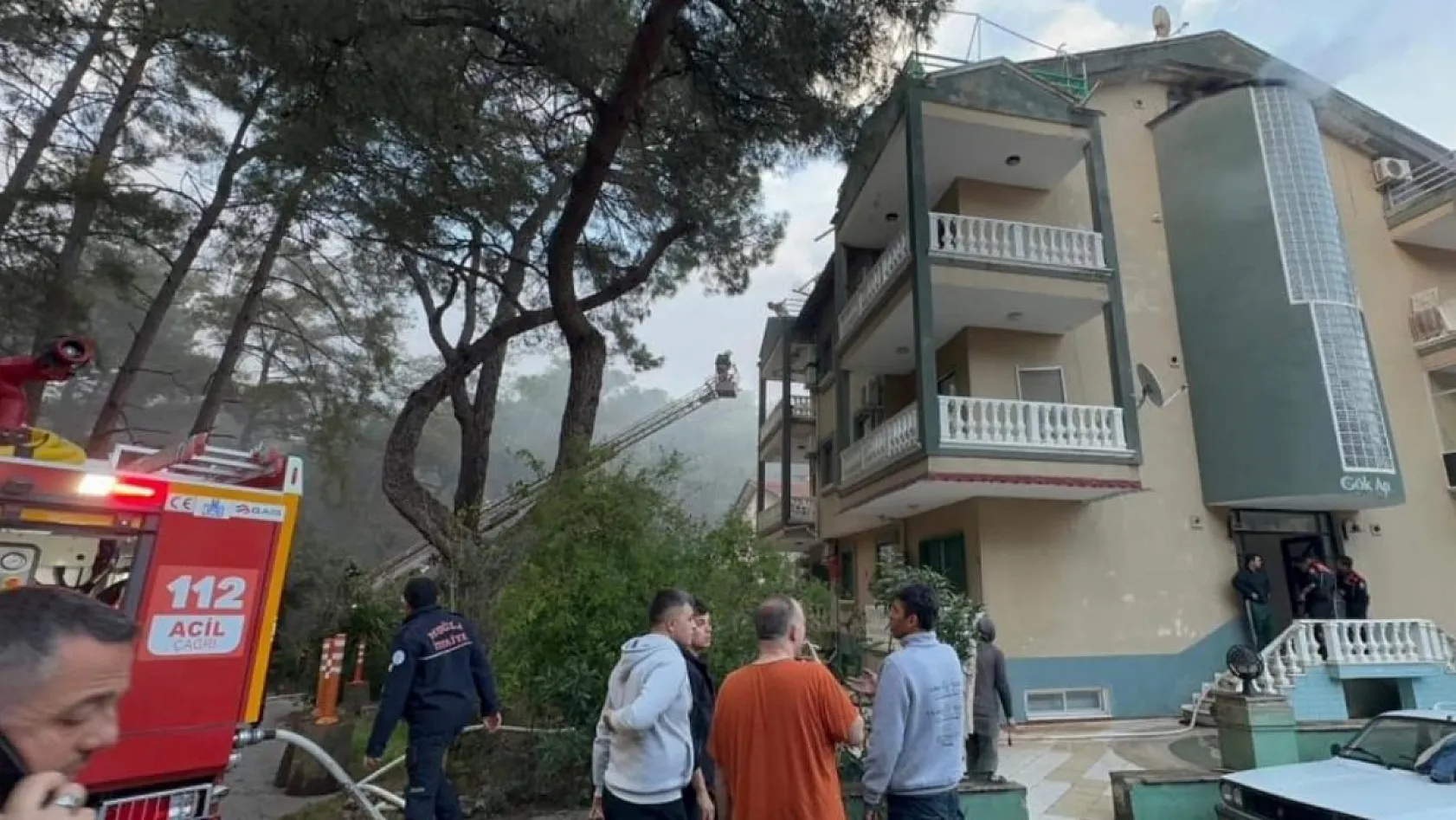 Marmaris'te çatı katı yangını: Mahsur kalan bir kişi kurtarıldı