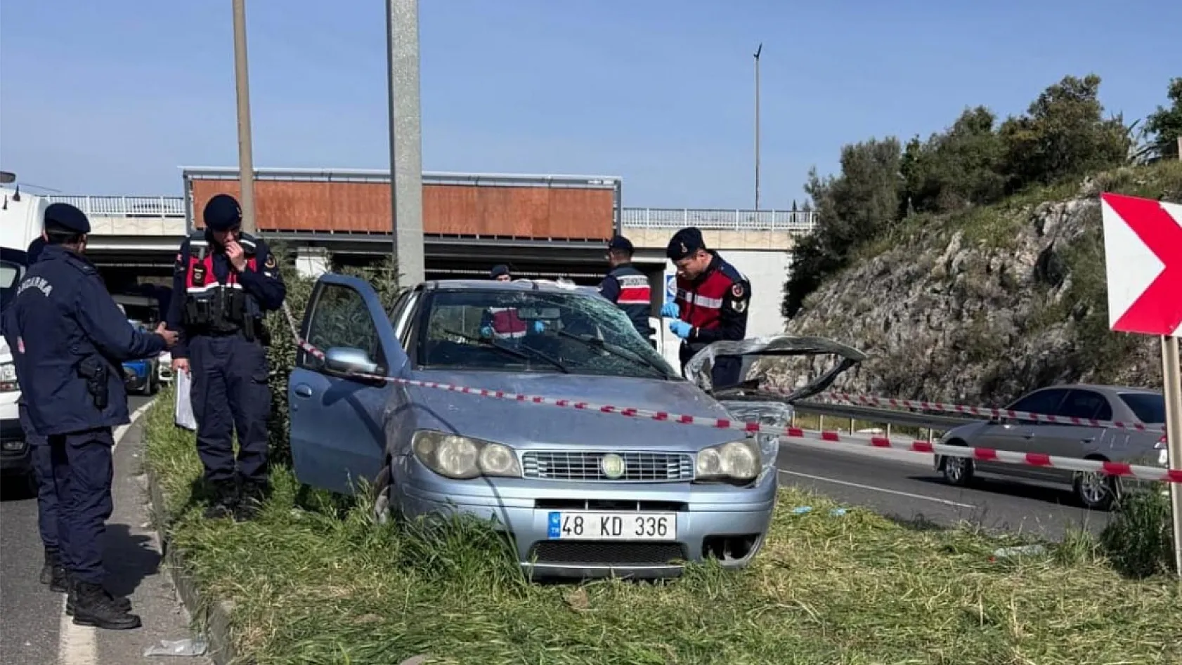 Muğla'da kontrolden çıkarak refüje çarpan araçtaki bebek öldü, anne ve babası yaralandı