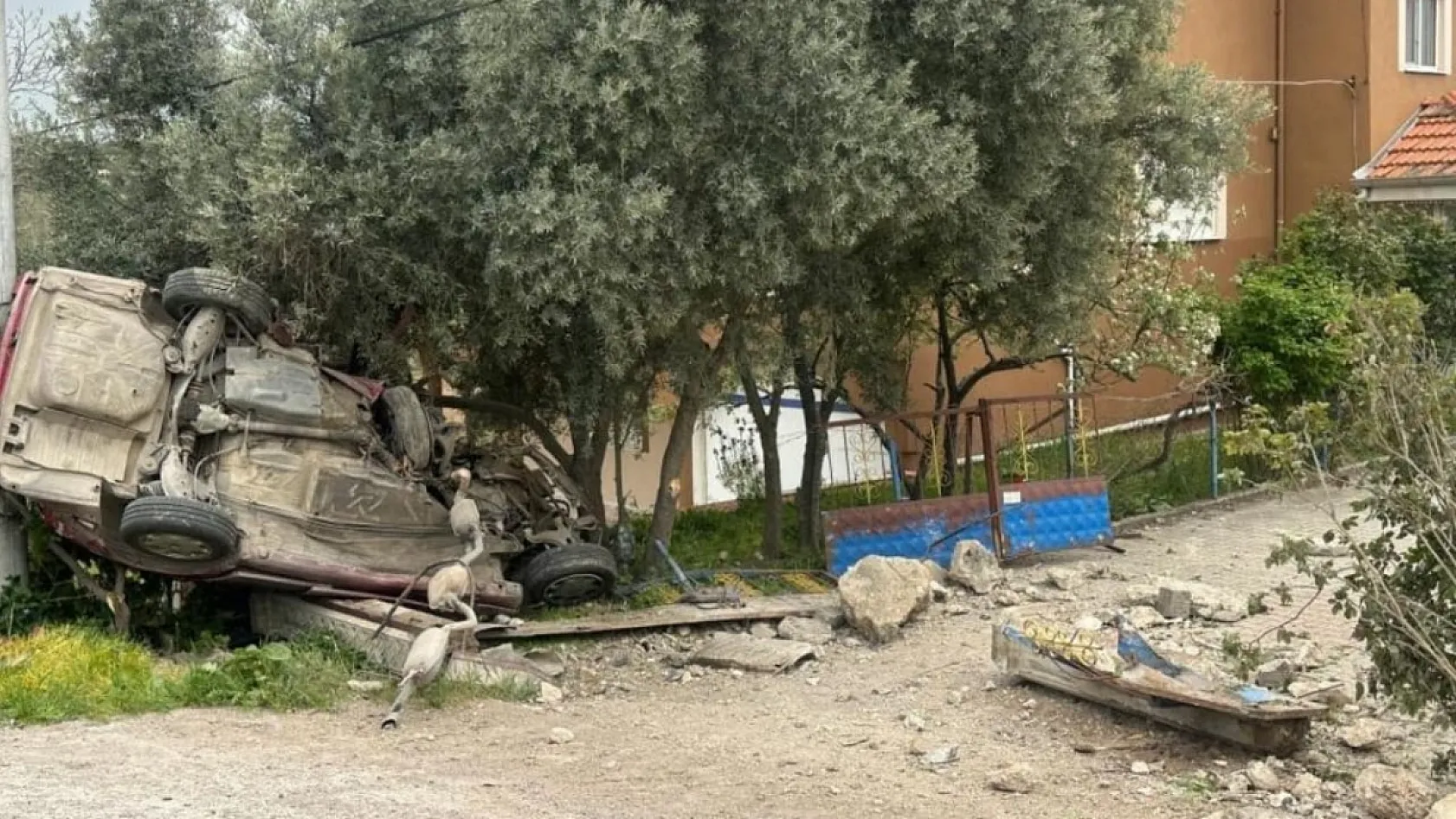 Uşak'ta otomobil evin bahçe duvarına çarptı: 1 ölü, 1 yaralı