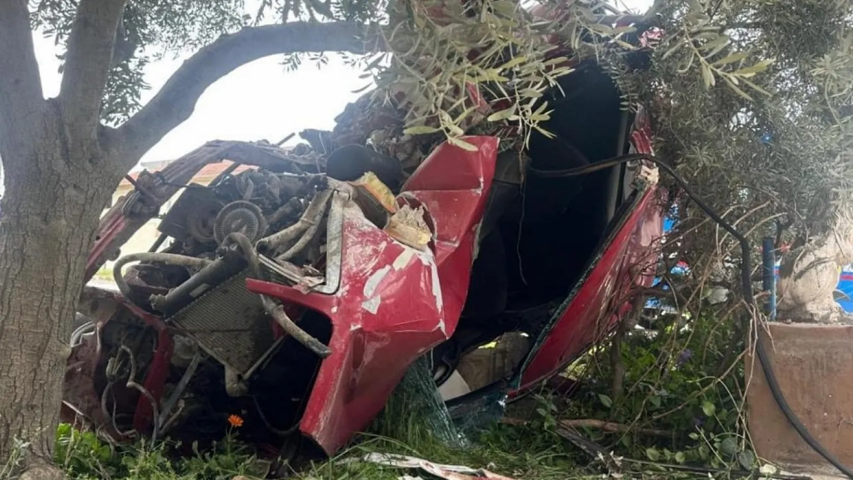 Uşak'ta otomobil evin bahçe duvarına çarptı: 1 ölü, 1 yaralı