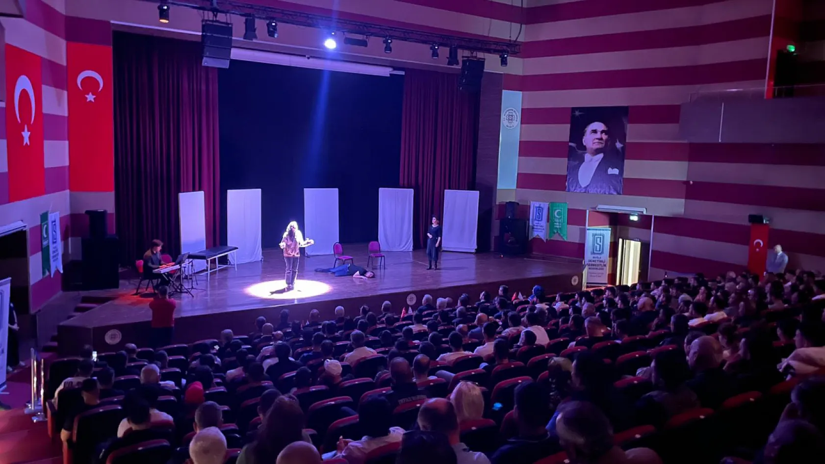 Muğla'da 'Umut' Tiyatrosuyla Madde Bağımlılığına Dikkat Çekildi