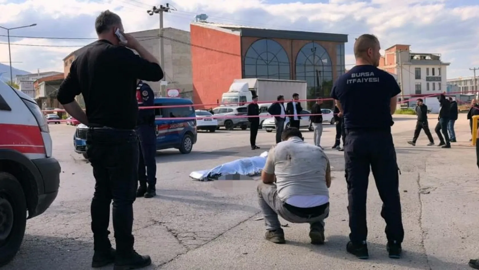 Freni patlayan vinç dereye uçtu: Sürücü hayatını kaybetti