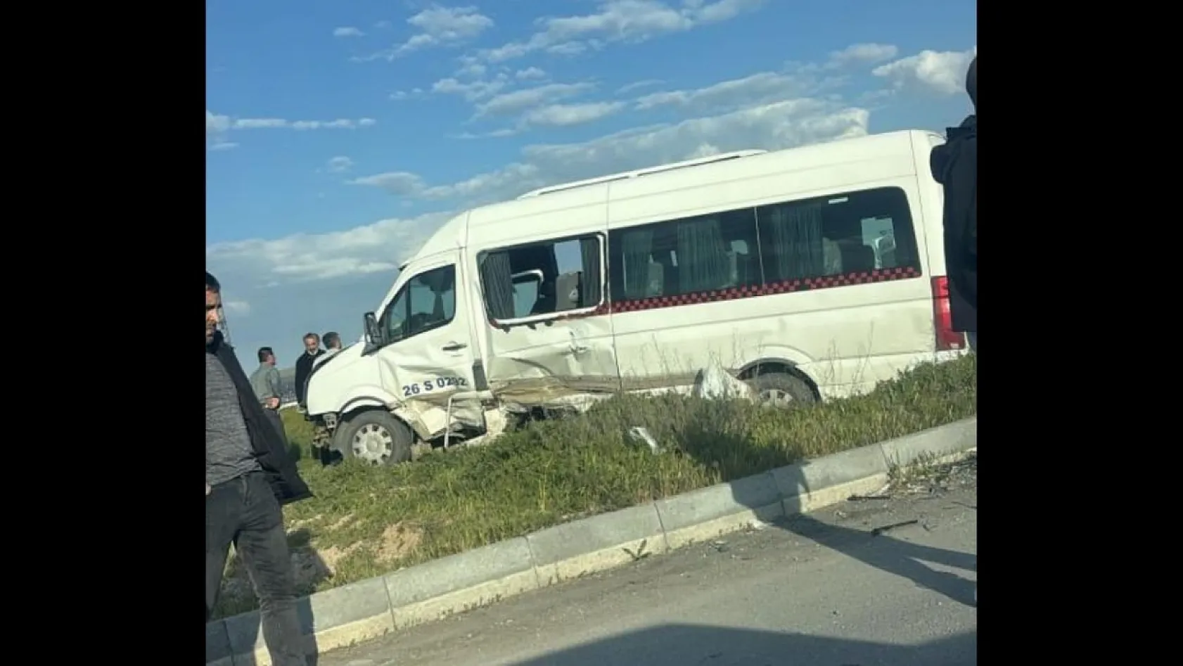 Otomobil ile işçi servisi çarpıştı: 6 yaralı
