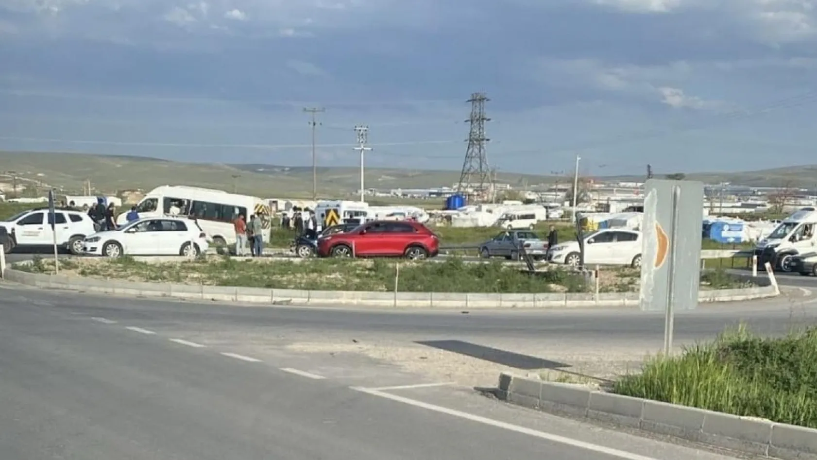 Otomobil ile işçi servisi çarpıştı: 6 yaralı