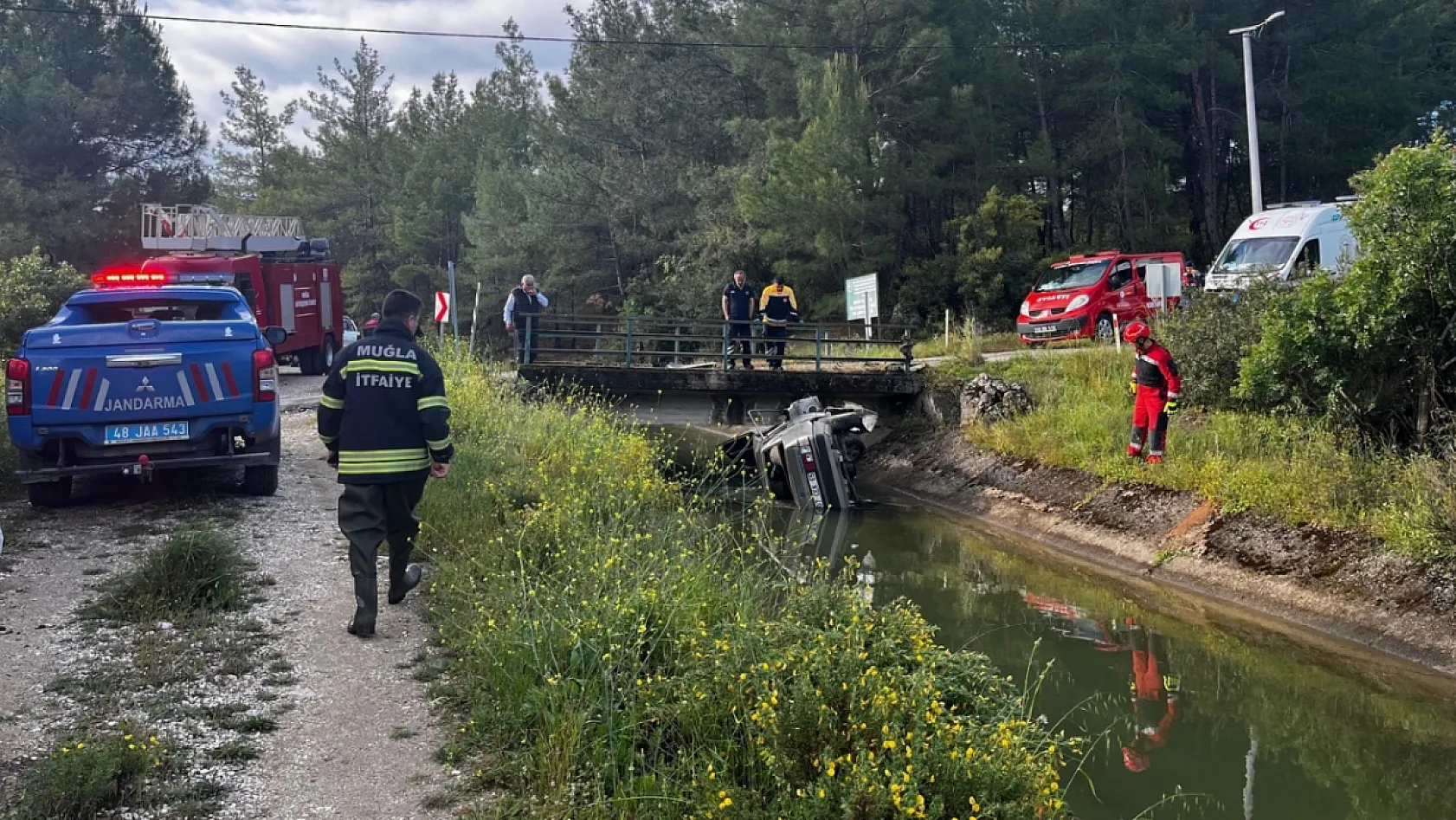 Seydikemer'de su kanalına devrilen otomobilin sürücüsü hayatını kaybetti