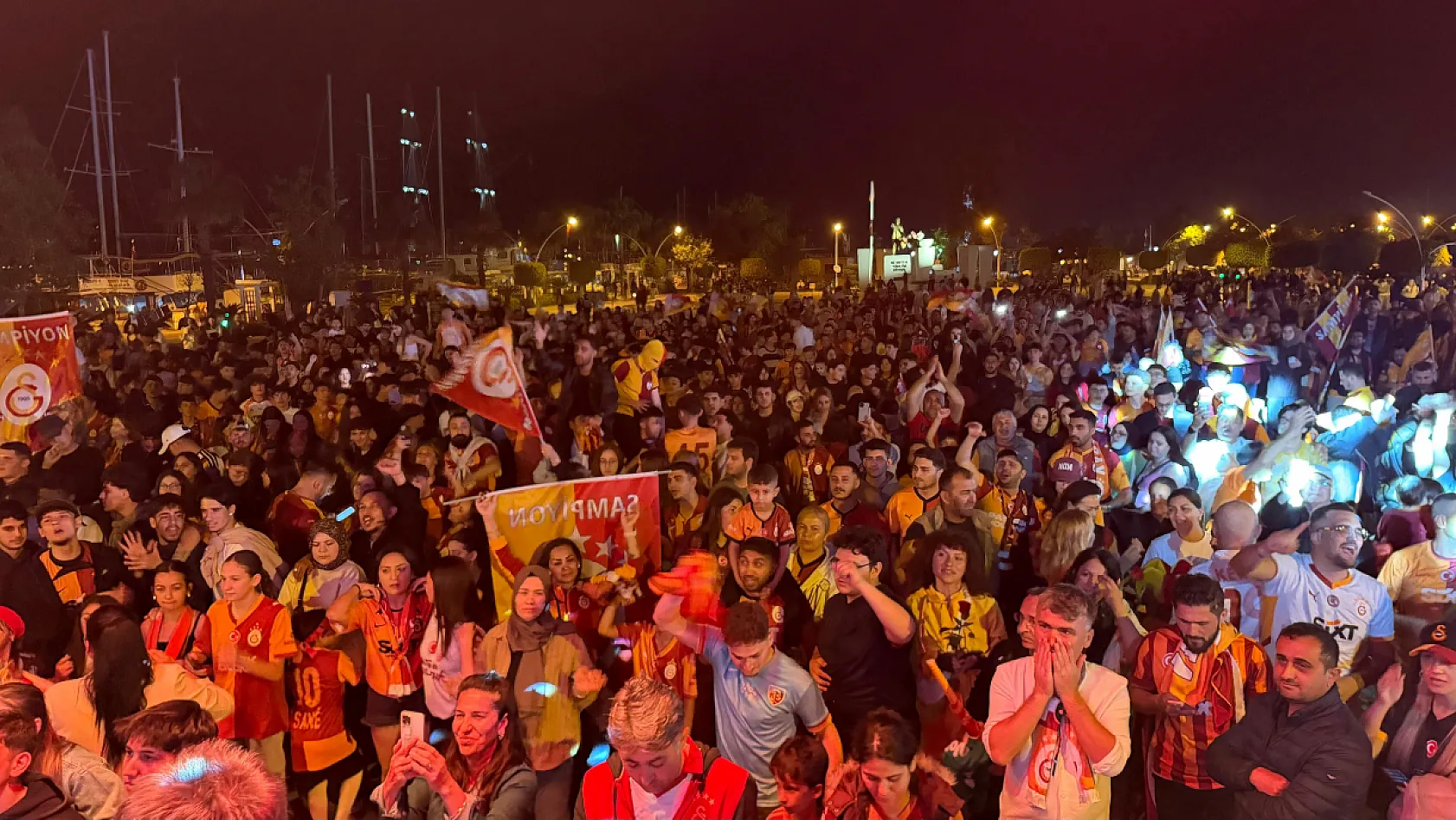 Fethiye'de şampiyonluk kutlamalarında Gökhan Keser sahne aldı