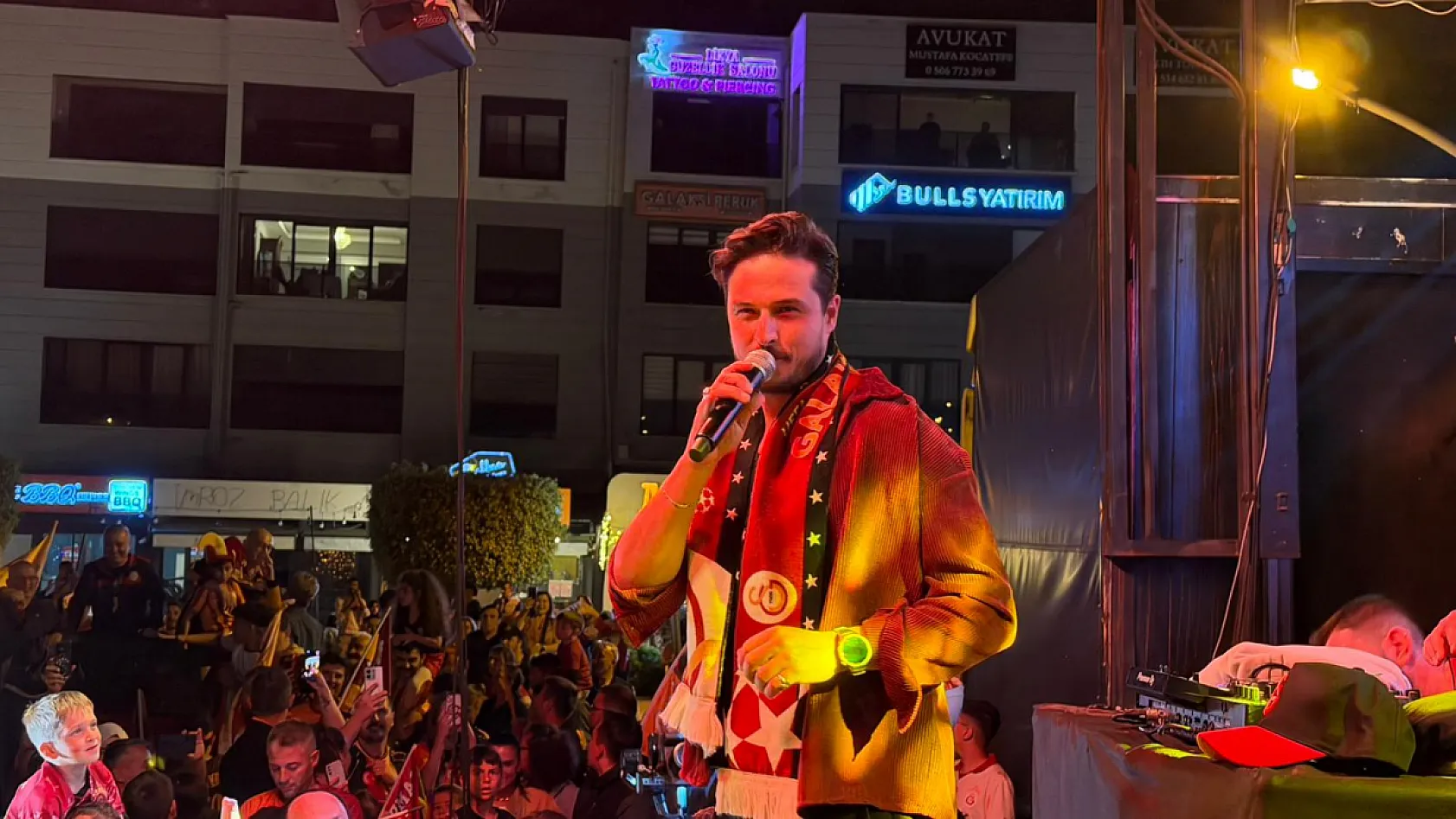 Fethiye'de şampiyonluk kutlamalarında Gökhan Keser sahne aldı
