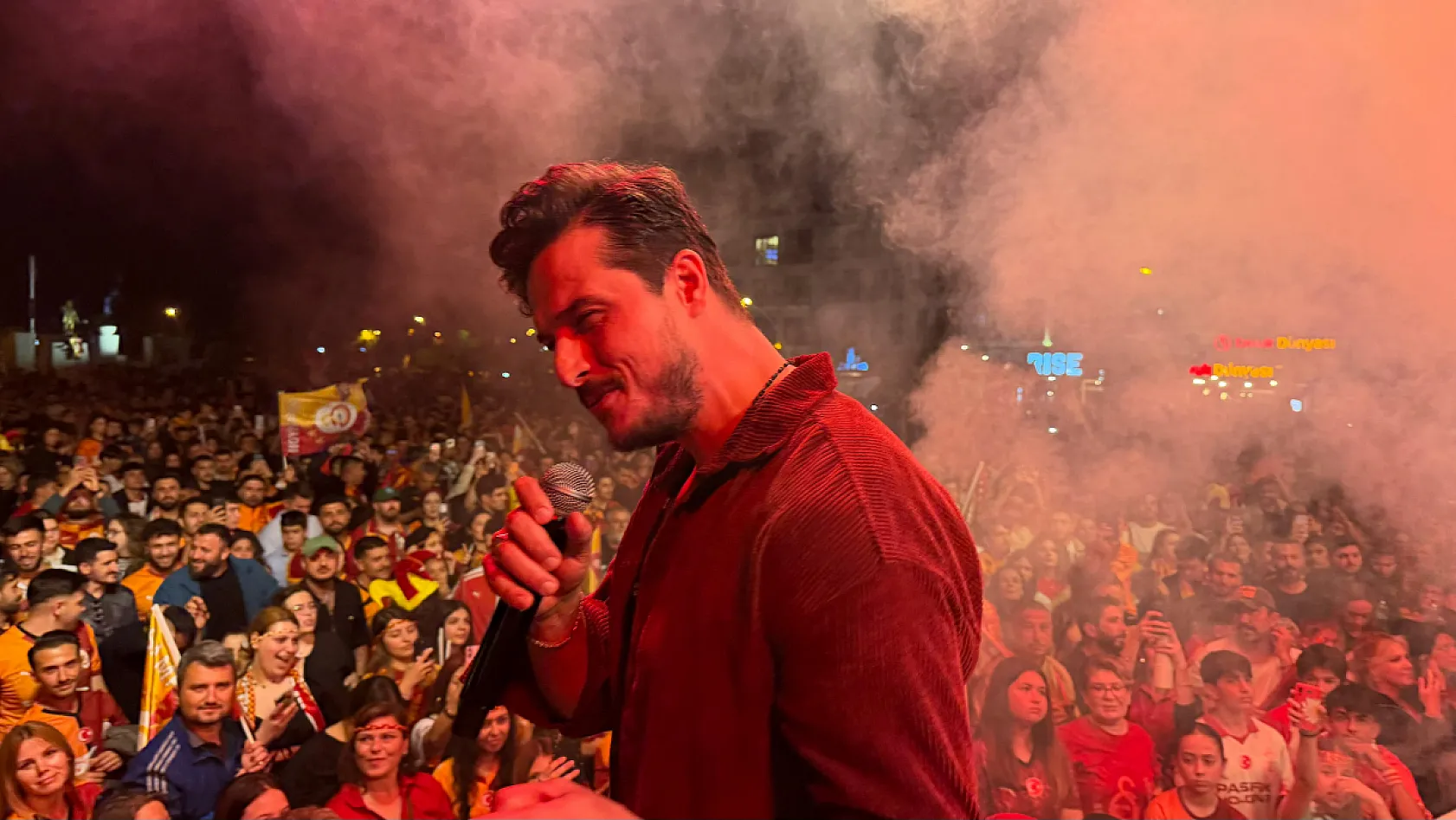 Fethiye'de şampiyonluk kutlamalarında Gökhan Keser sahne aldı