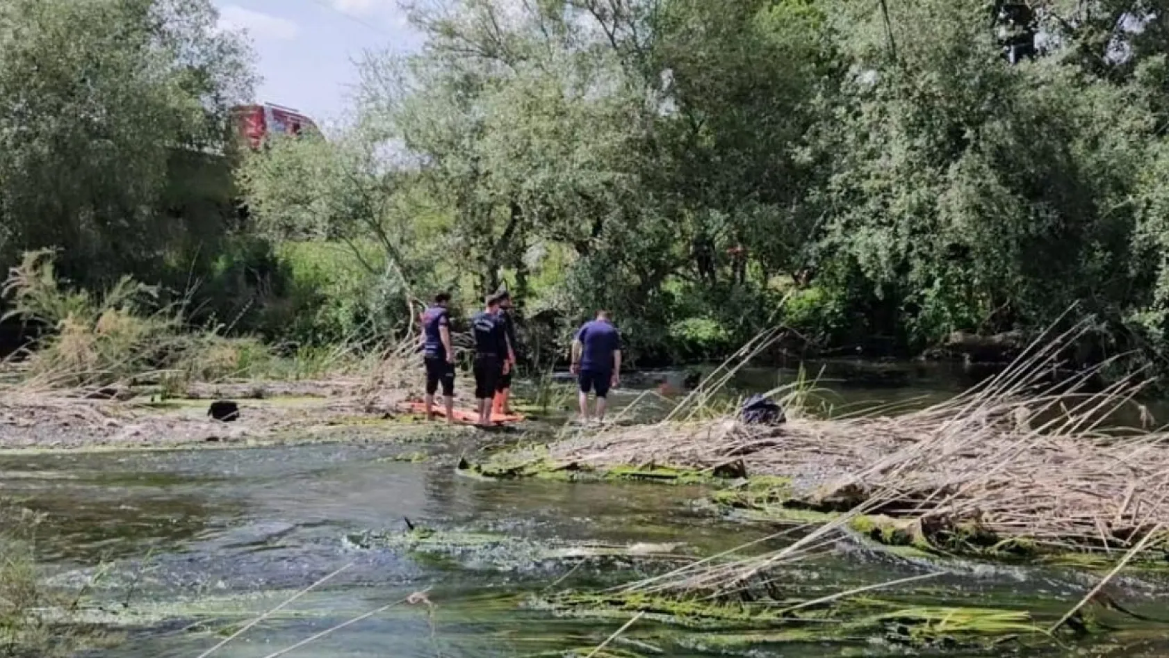 14 yaşındaki çocuk serinlemek için girdiği çayda boğuldu