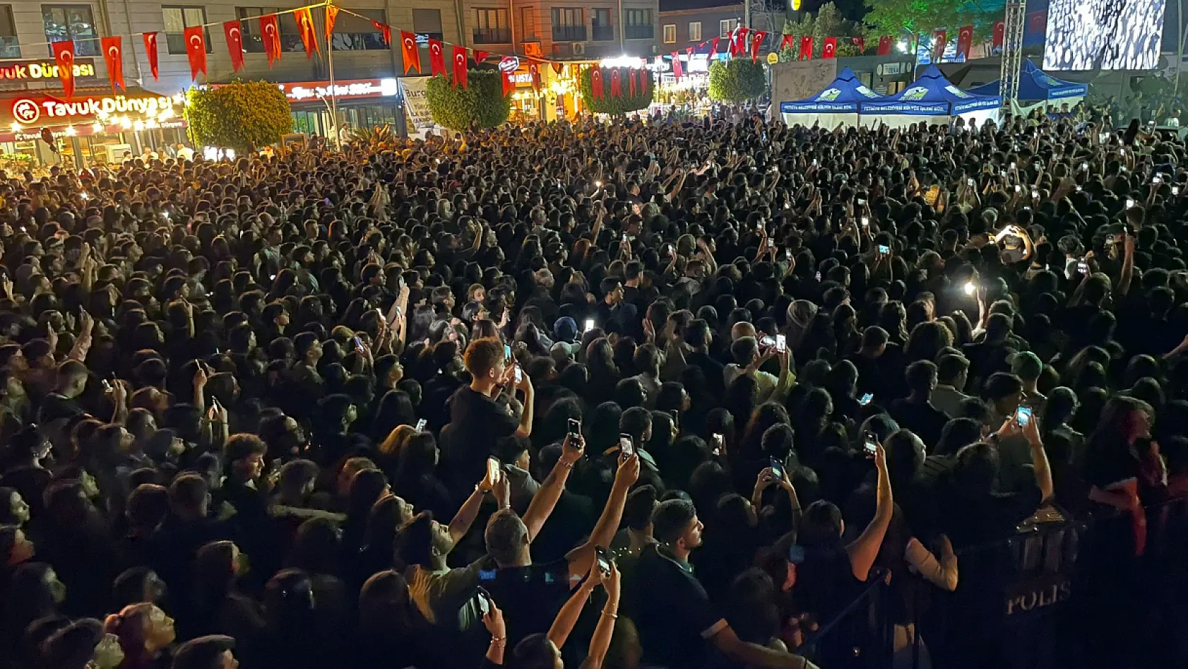 Dolu Kadehi Ters Tut Konseriyle Fethiye'de Bayram Coşkusu