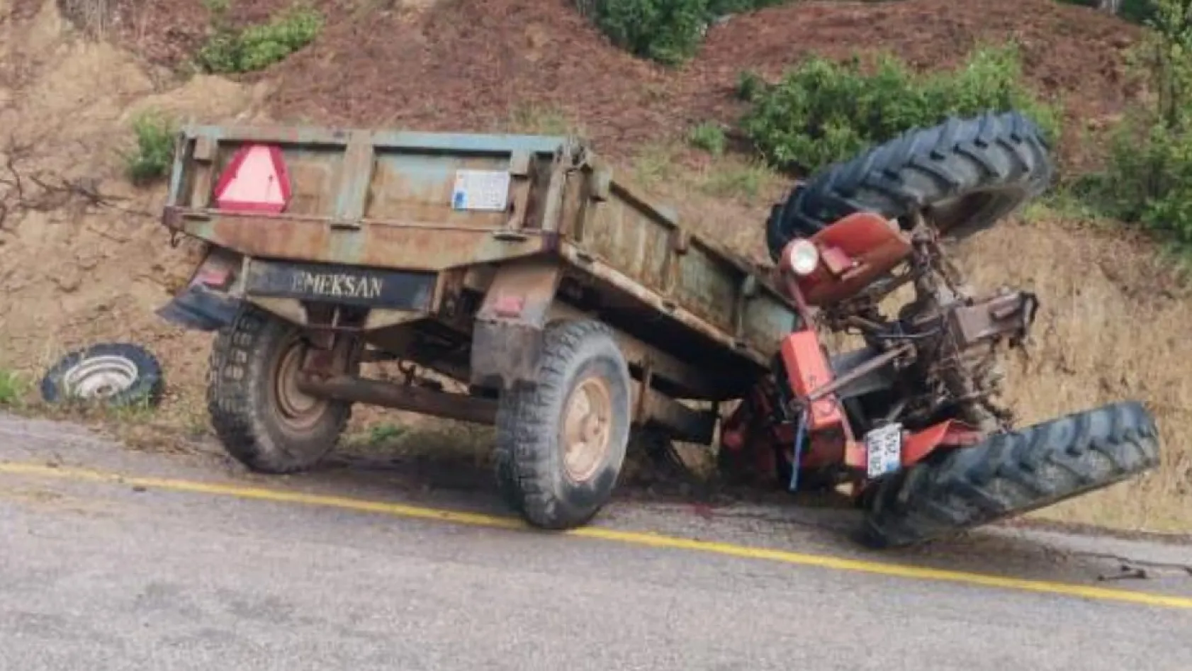 Kaygan Yolda Kontrolden Çıkan Traktör Şarampole Yuvarlandı