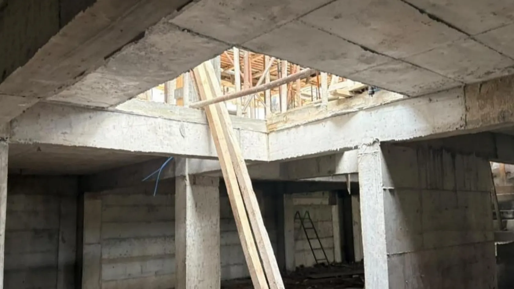Kütahya'da İnşaat İskelesi Çöktü: 4 İşçi Yaralandı