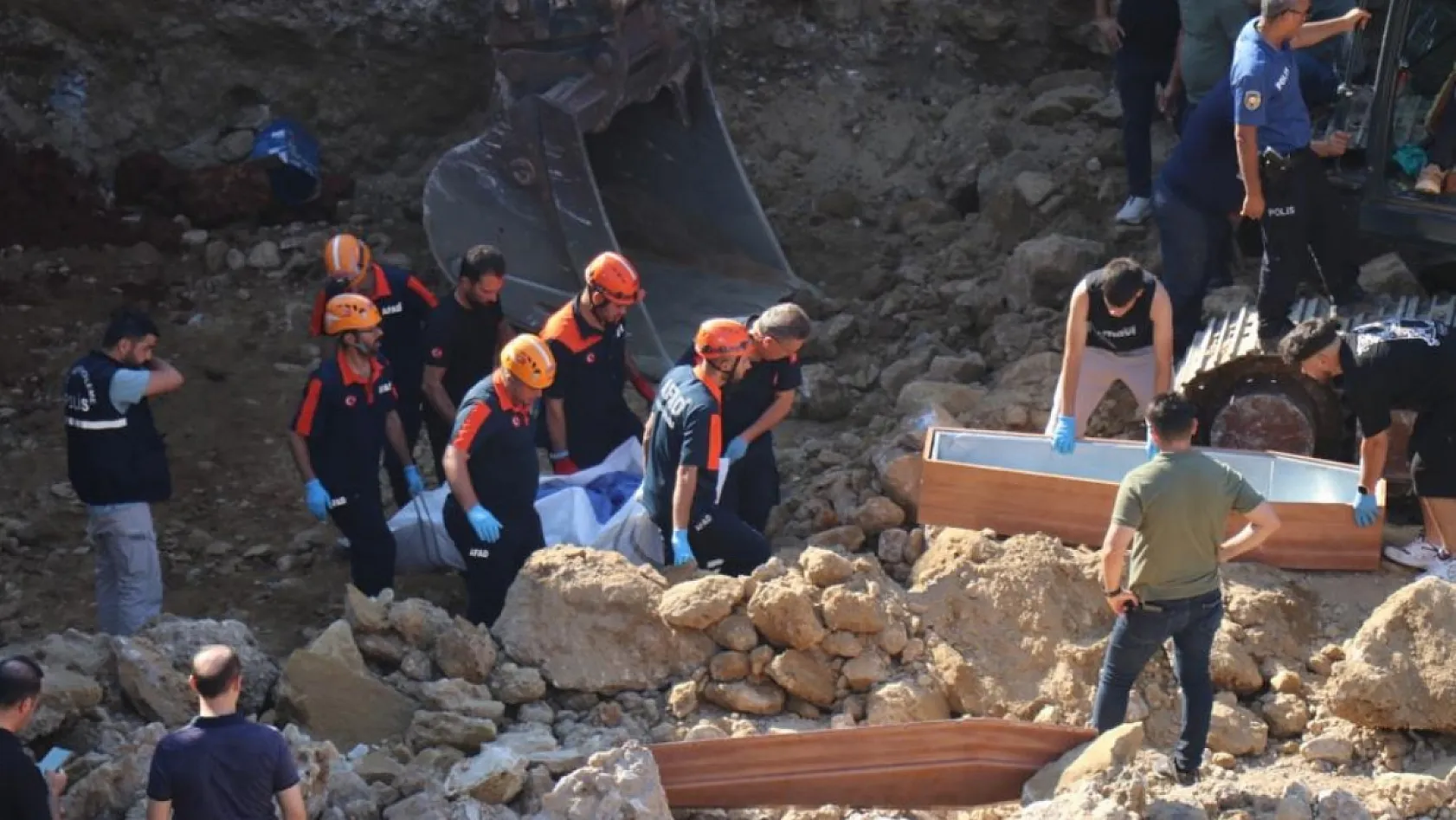 İnşaat kazısında göçük altında kalan kepçe operatörü hayatını kaybetti