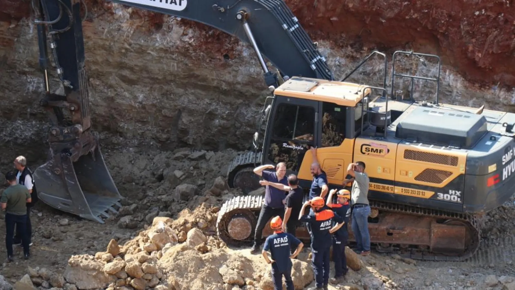 İnşaat kazısında göçük altında kalan kepçe operatörü hayatını kaybetti