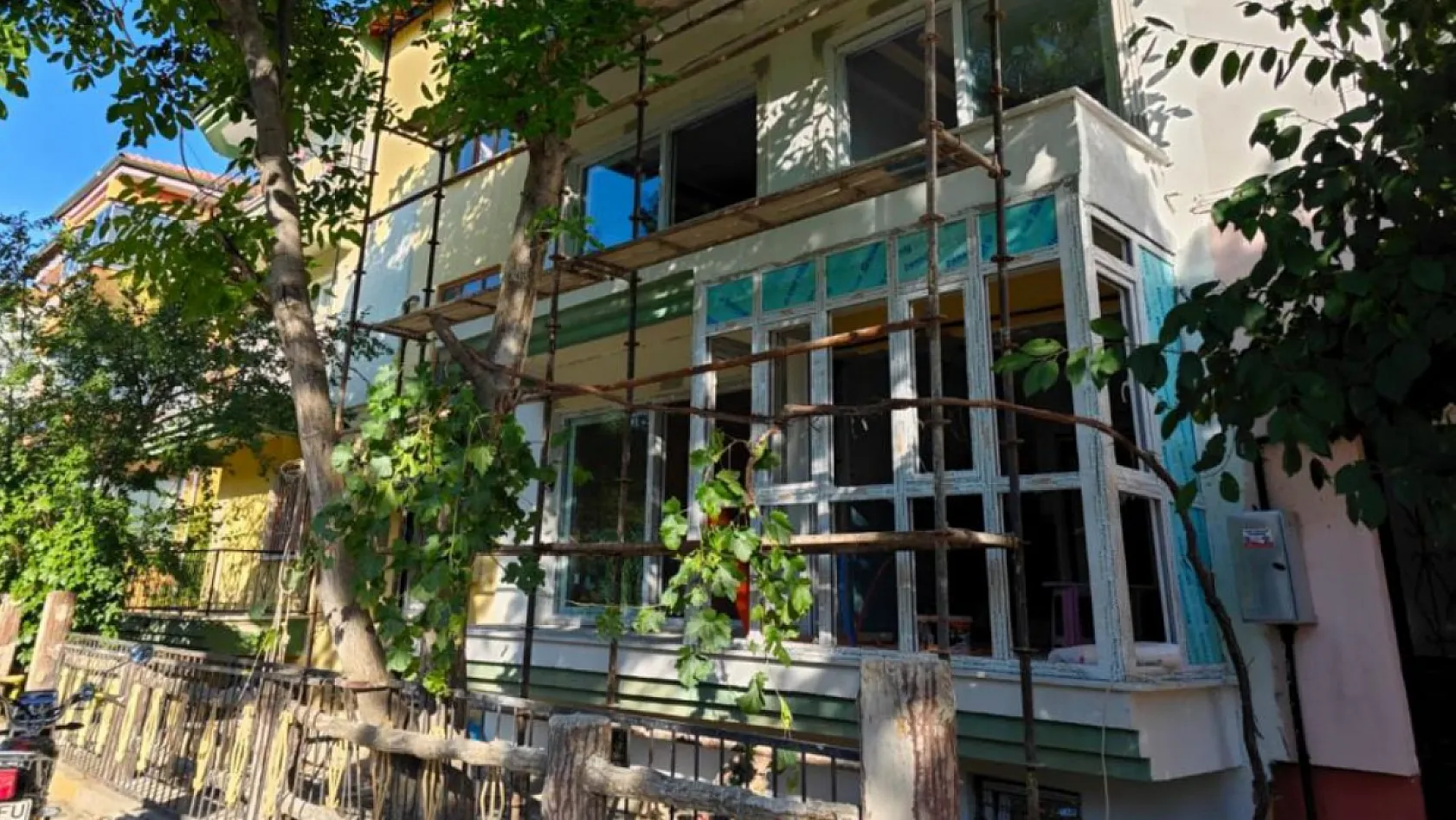 İnşaat mantolama işcisi iskeleden düşerek hayatını kaybetti