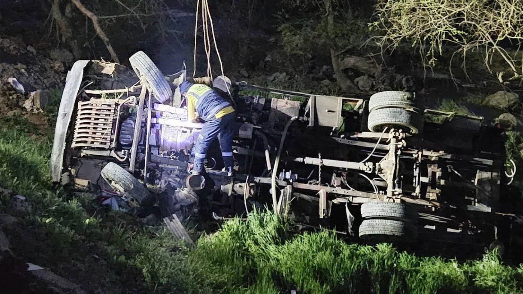İş makinesi şarampole yuvarlandı: 1 kişi hayatını kaybetti
