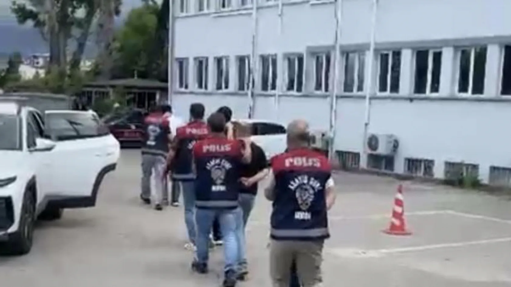 İş ve burs vaadiyle hesap avına çıkan şebekeye film gibi operasyon: Polis 'ikinci kişi' rolüne girip çökertti