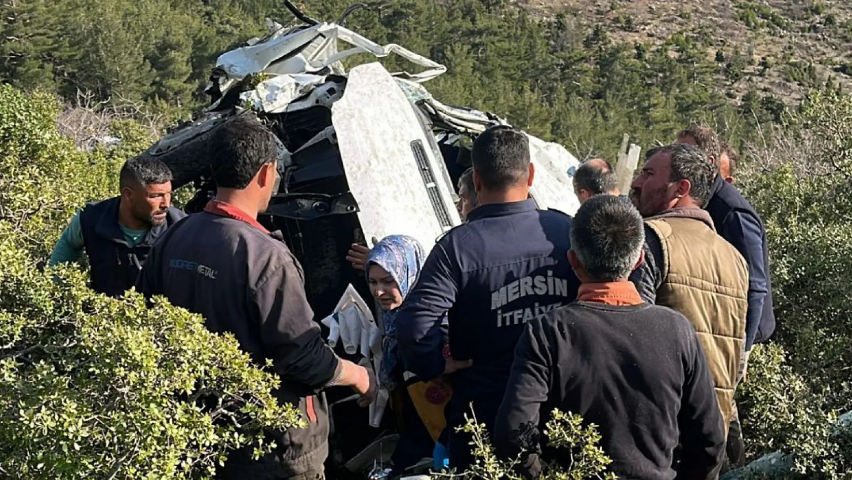 İşçi servisi uçuruma yuvarlandı: 3 ölü 11 yaralı