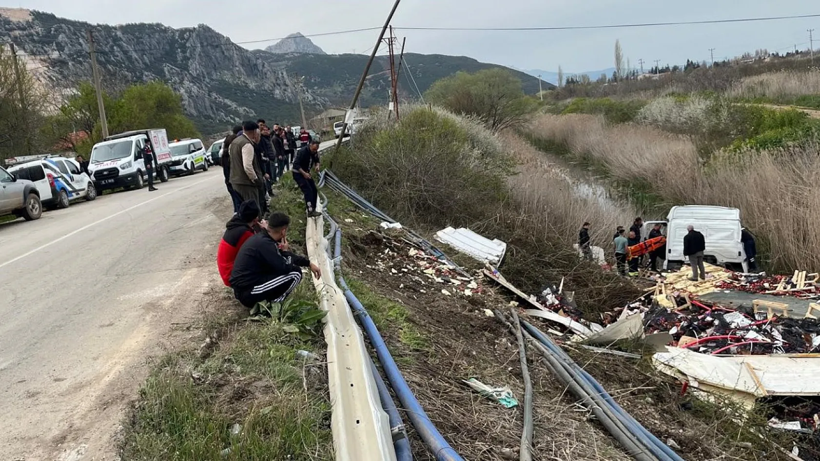 Isparta'da elma yüklü çekici kanala devrildi: 1 yaralı