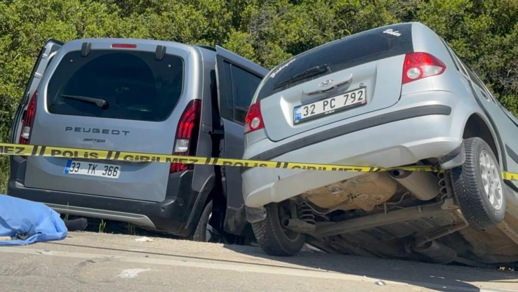 Isparta'da iki otomobil çarpıştı: 1 ölü, 5 yaralı