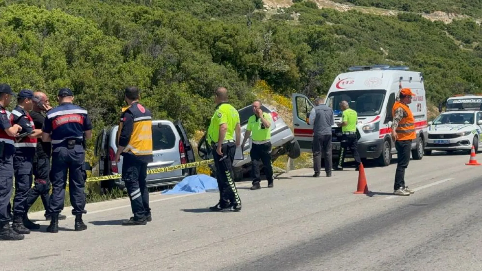 Isparta'da iki otomobil çarpıştı: 1 ölü, 5 yaralı