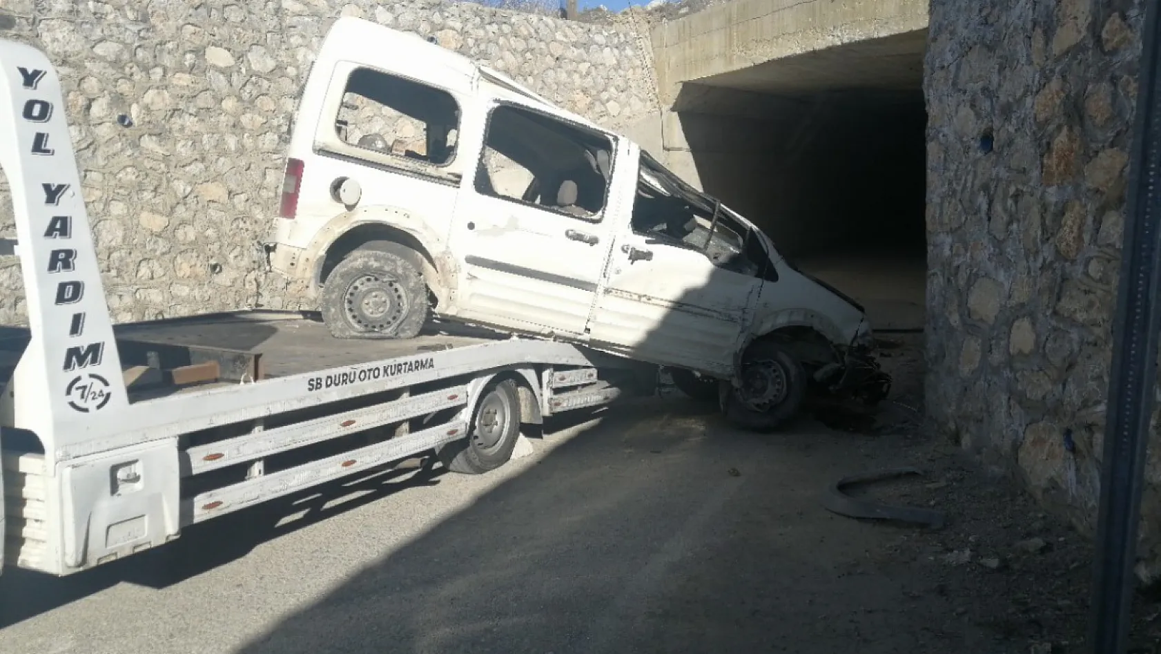 Isparta'da kontrolden çıkan araç köprüden uçtu: 1'i ağır 3 yaralı