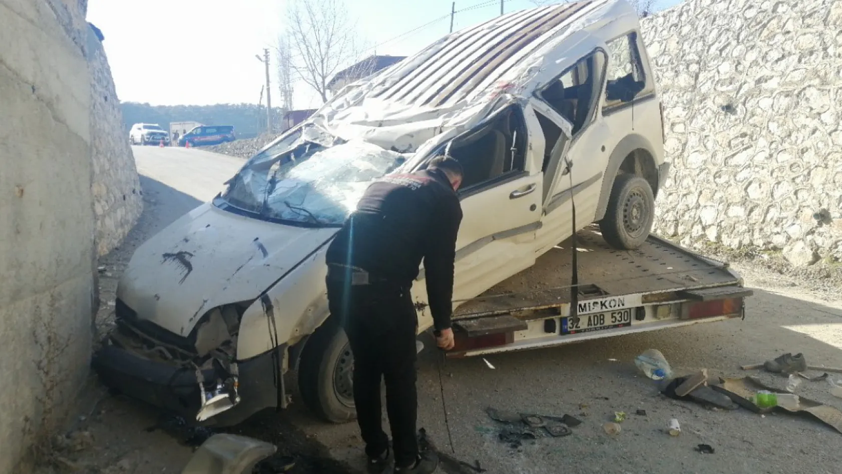 Isparta'da kontrolden çıkan araç köprüden uçtu: 1'i ağır 3 yaralı