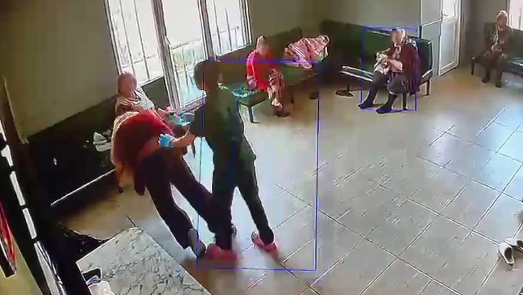 İstanbul'da Yaşlı Bakım Merkezinde Skandal Görüntüler: Hastaya Şiddet ve Tükürme Kamerada