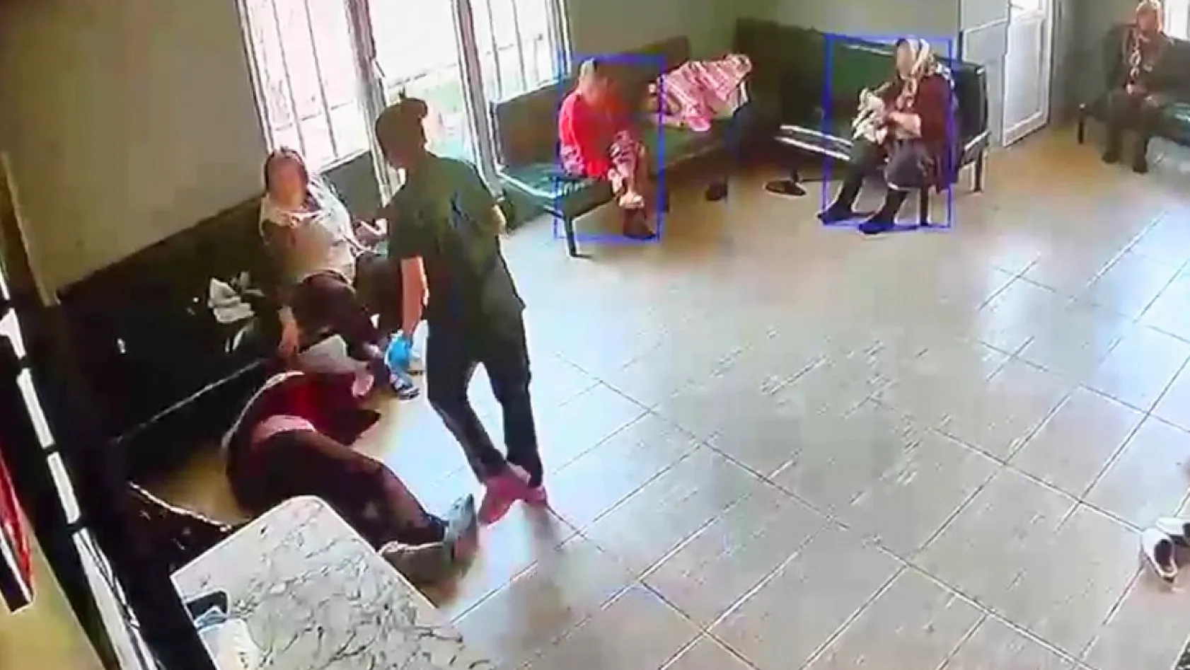 İstanbul'da Yaşlı Bakım Merkezinde Skandal Görüntüler: Hastaya Şiddet ve Tükürme Kamerada