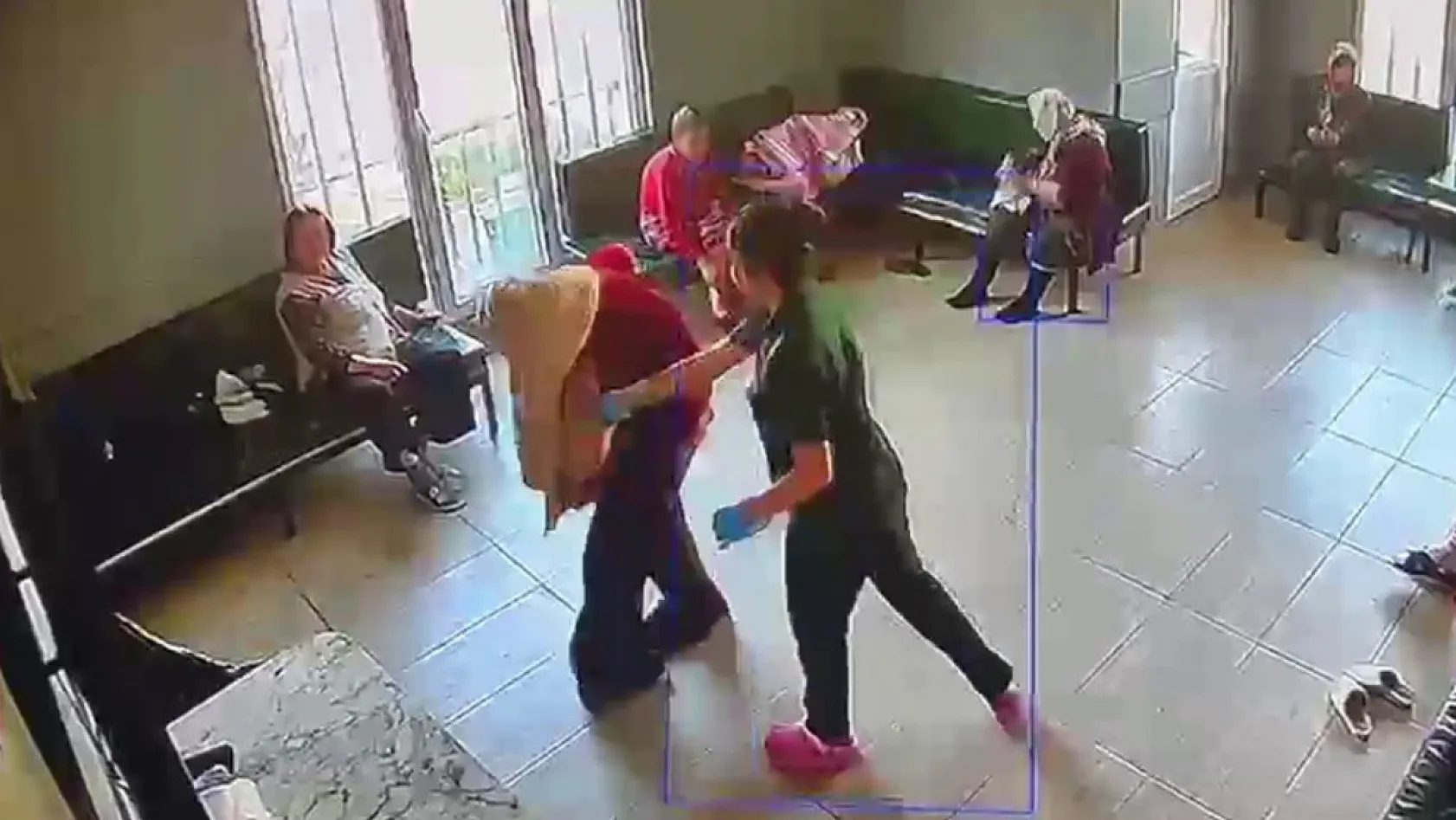 İstanbul'da Yaşlı Bakım Merkezinde Skandal Görüntüler: Hastaya Şiddet ve Tükürme Kamerada