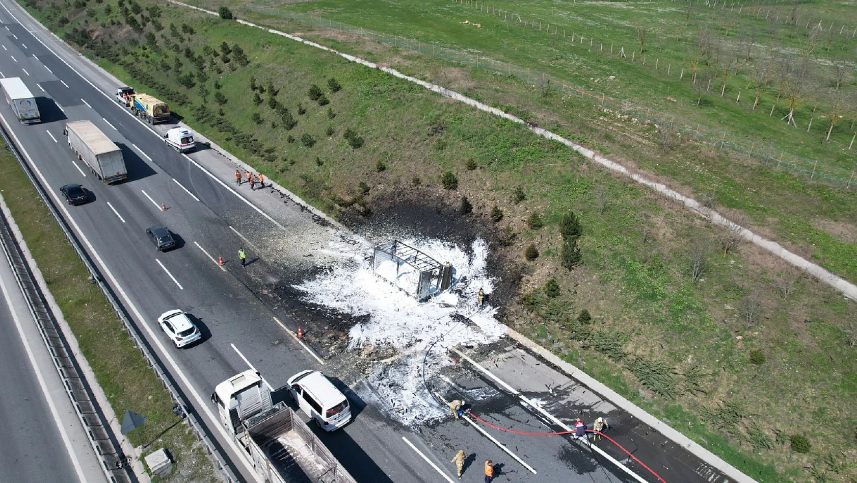 İstanbul Kuzey Marmara Otoyolu'nda Sprey Yüklü Kamyon Alev Aldı