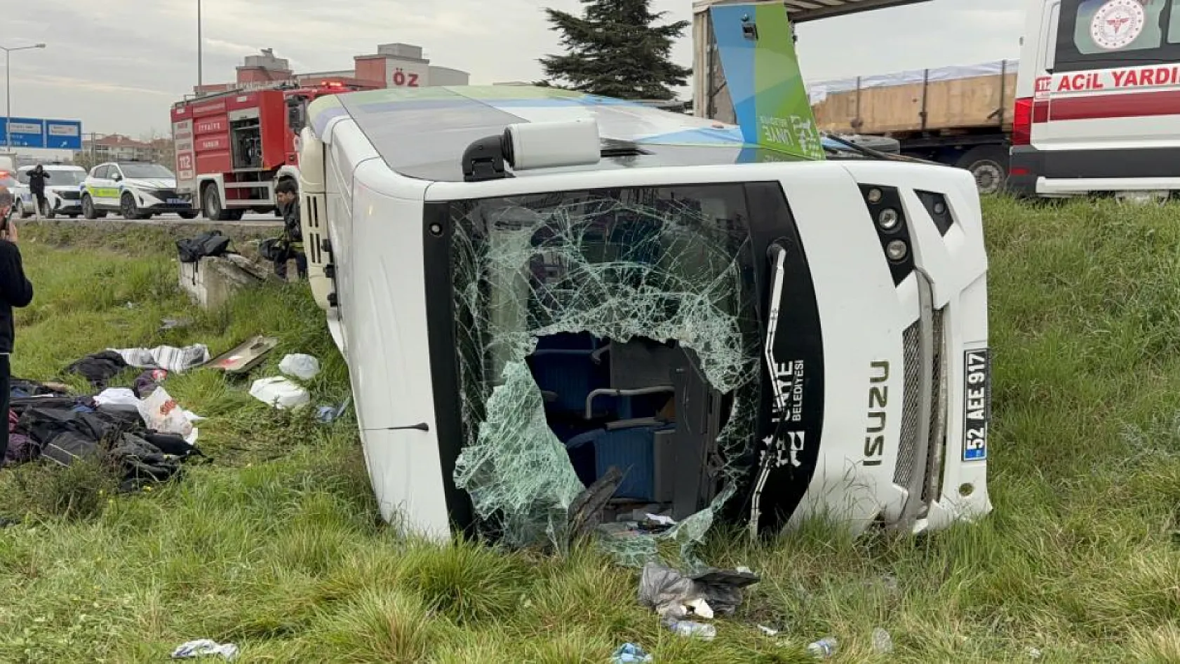 İstanbul'dan yarışmadan dönen öğrencileri taşıyan midibüs şarampole devrildi: 9'u öğrenci 15 yaralı