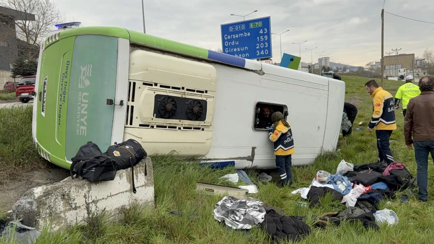 İstanbul'dan yarışmadan dönen öğrencileri taşıyan midibüs şarampole devrildi: 9'u öğrenci 15 yaralı