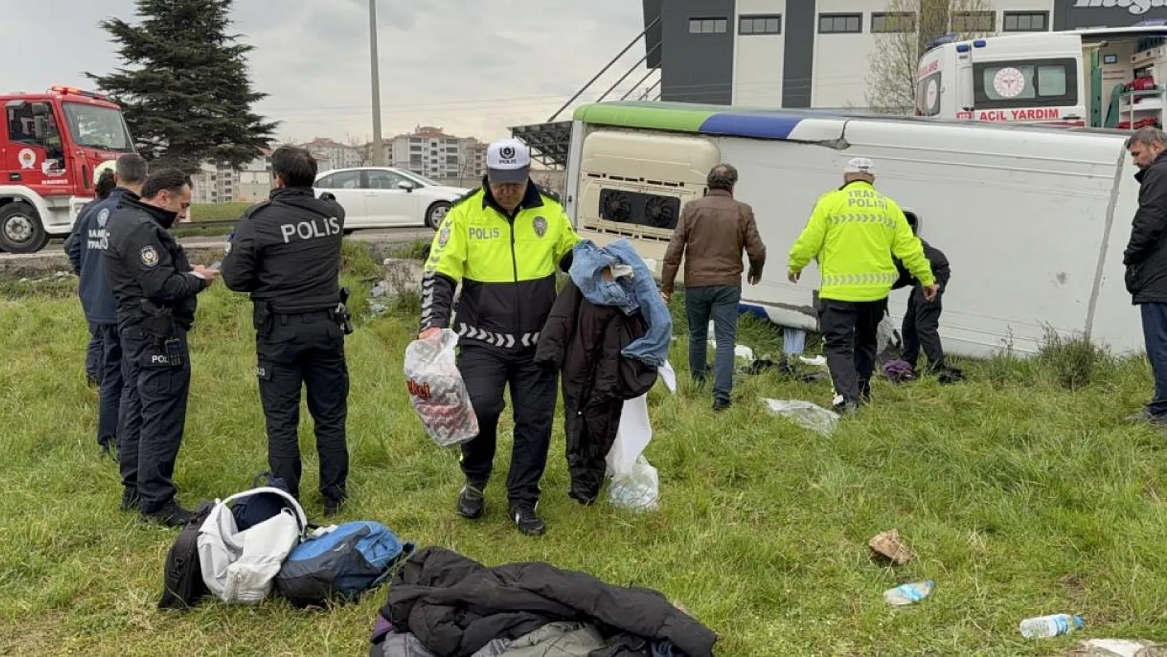 İstanbul'dan yarışmadan dönen öğrencileri taşıyan midibüs şarampole devrildi: 9'u öğrenci 15 yaralı