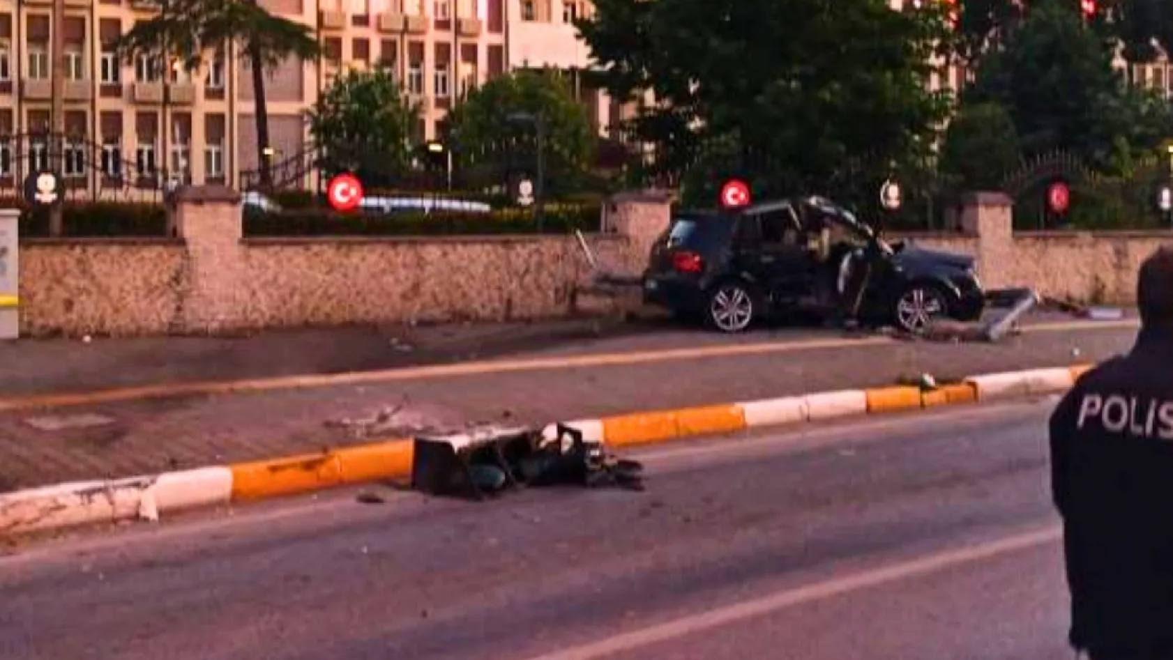 İstinat duvarına çarpan otomobilin sürücüsü hayatını kaybetti